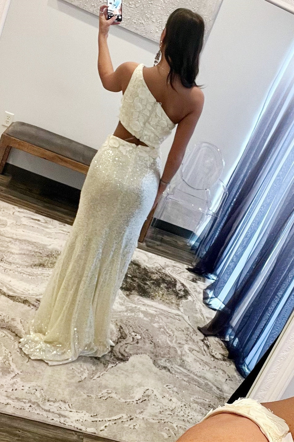 Vestido de fiesta de lentejuelas con un solo hombro y apliques 3D