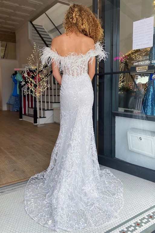 Vestido de fiesta de encaje con hombros descubiertos y plumas de sirena