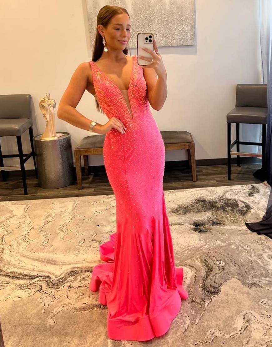 Vestido de fiesta de sirena con escote en V y cuentas