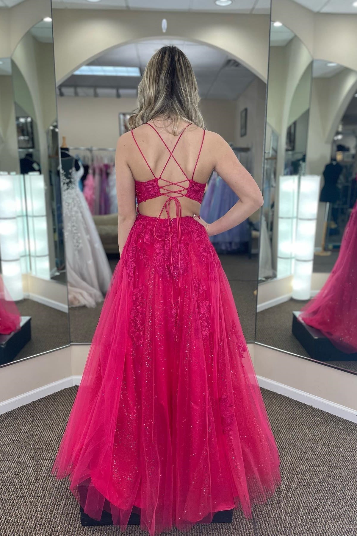 Vestido de fiesta largo fucsia de tul con escote redondo, abertura y apliques