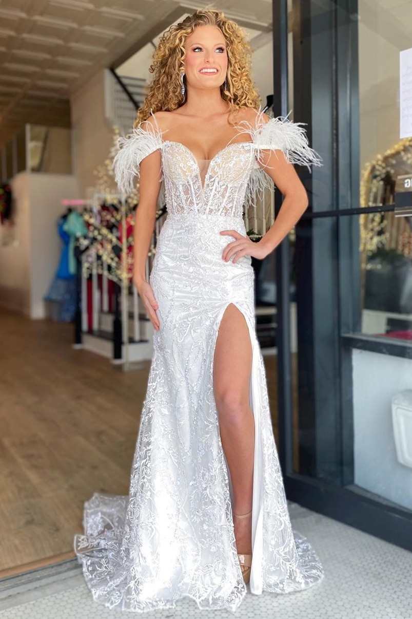 Vestido de fiesta de encaje con hombros descubiertos y plumas de sirena