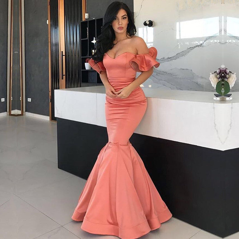 Impresionantes vestidos de fiesta de sirena de satén con hombros descubiertos