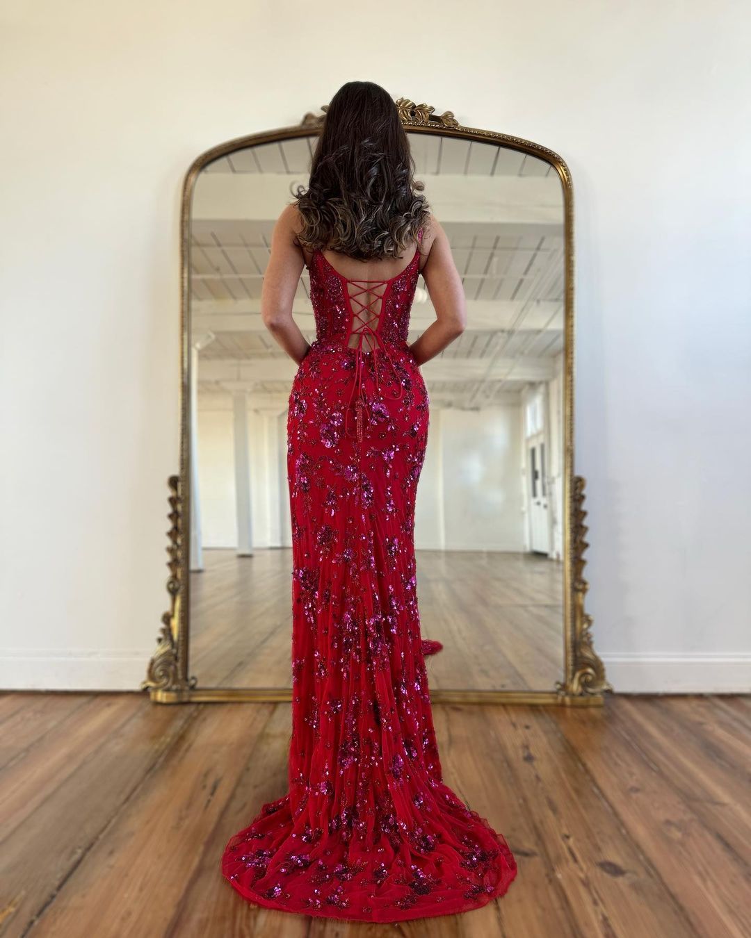 Encantadores vestidos de fiesta con tirantes de sirena y cuentas