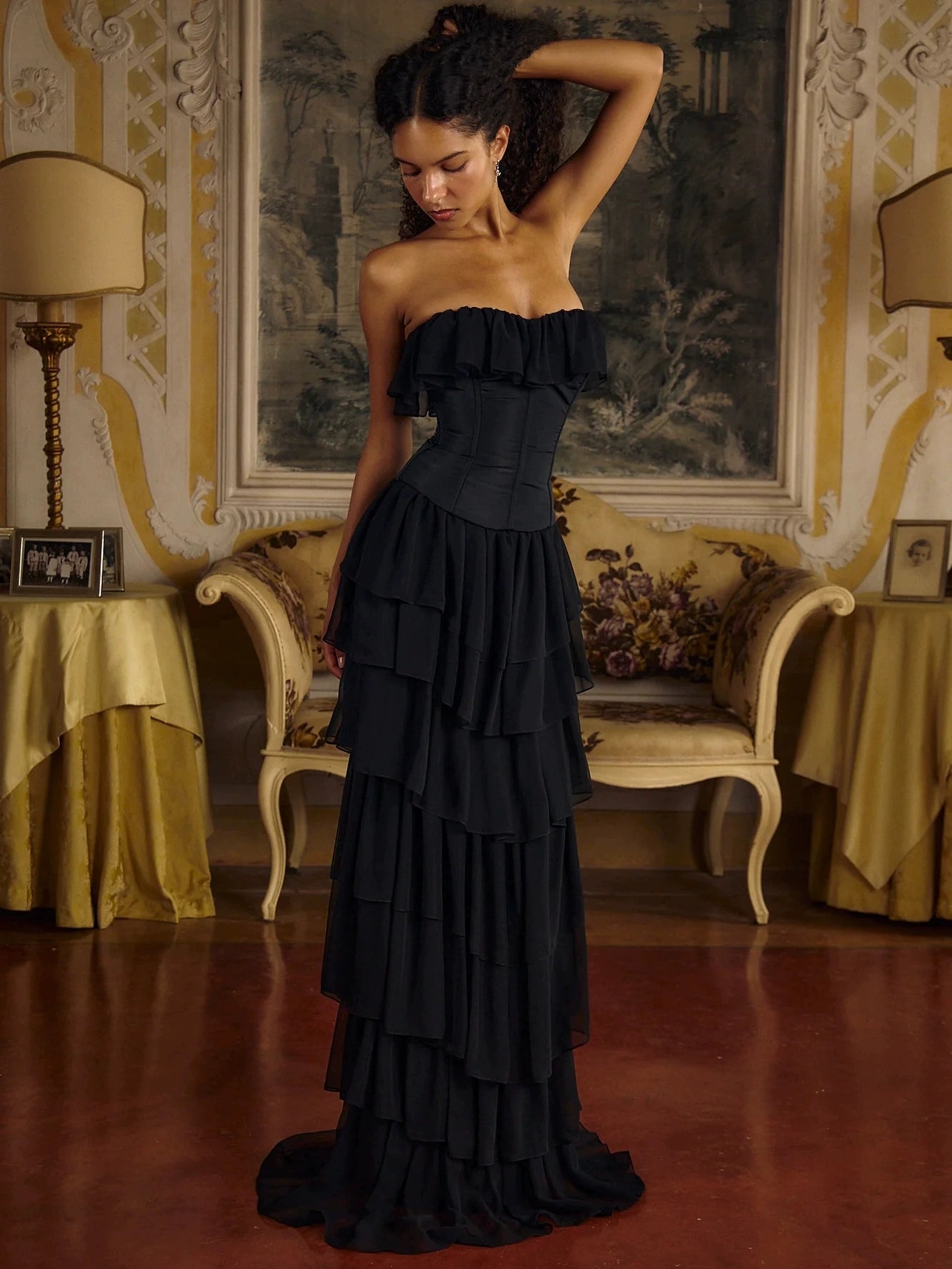 Vestido vintage negro sin tirantes y con volantes: vestido de noche transparente que ceñió la cintura para galas y pasarelas.