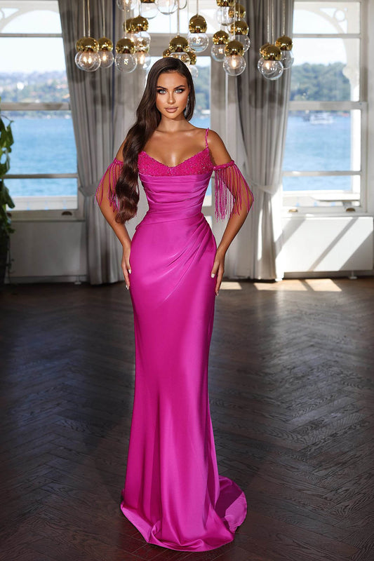 Vestido de noche fucsia con tirantes finos, plisado, borlas y lentejuelas