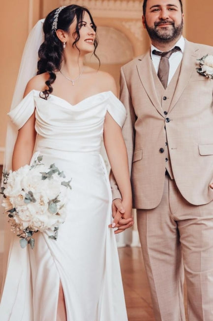 Elegantes A-Linien-Brautkleid mit V-Ausschnitt, schulterfrei, Schlitz vorn, trägerlos und Rüschen