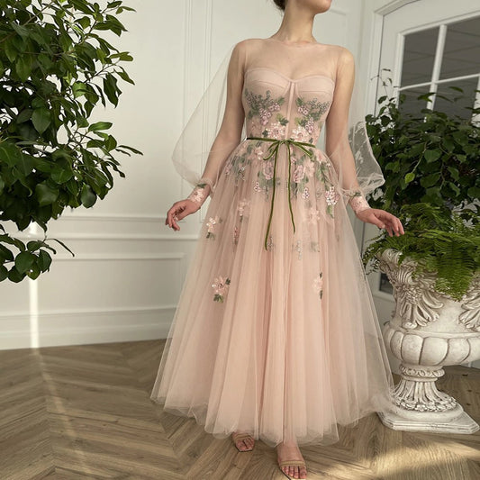 Vestido de fiesta de tul con mangas largas, corte en A y bordado floral