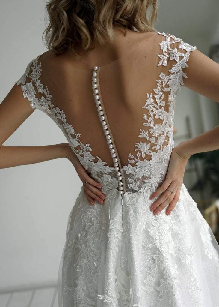 Elegantes A-Linien-Brautkleid aus Glitzerstoff mit Herzausschnitt und Applikationen