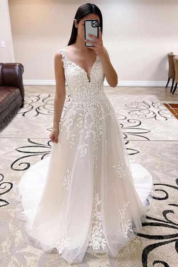 Vestidos de novia con cola larga, escote en V y corte A con apliques de encaje