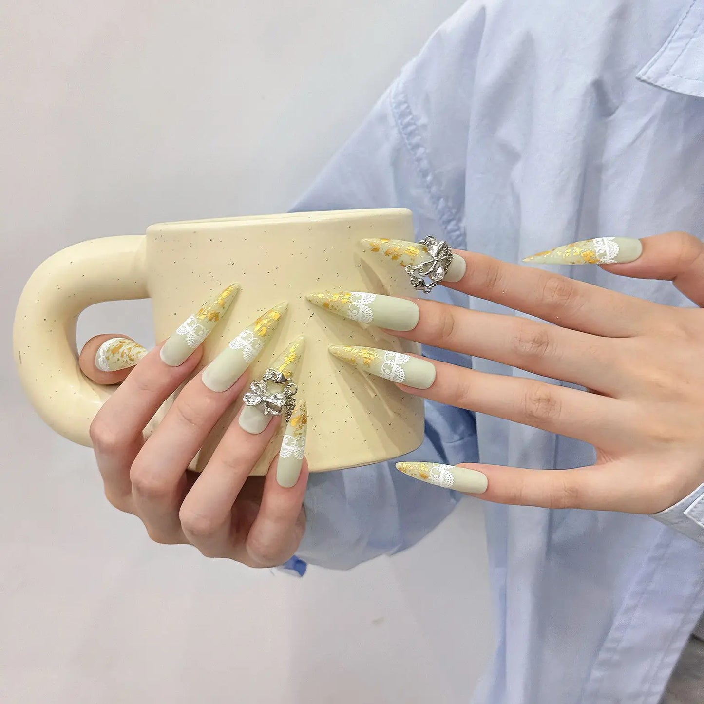 Uñas postizas adhesivas de primera calidad con diseño de gota de agua larga amarilla y diamantes de imitación extraíbles para salón de arte.