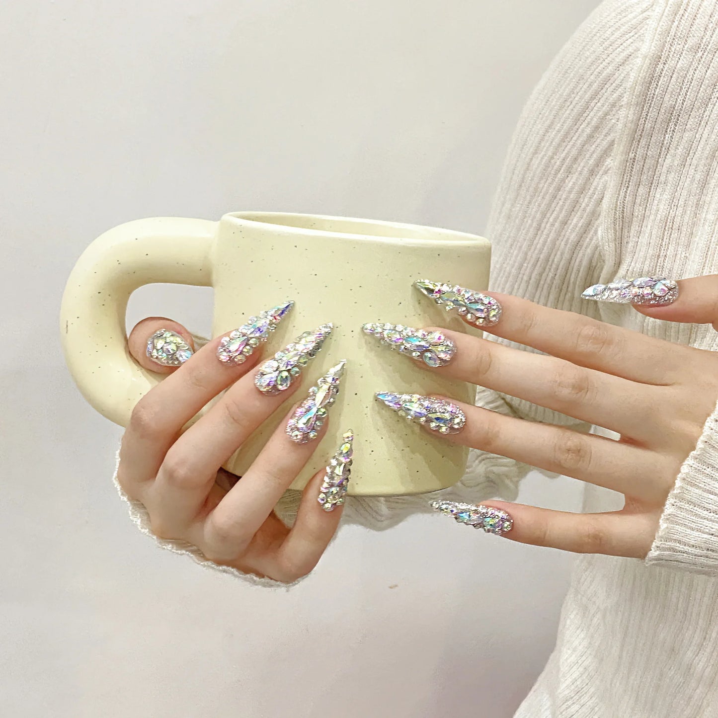 Venta directa de fábrica de uñas postizas artificiales francesas puntiagudas largas con forma de gota de agua, coloridas y brillantes, con diseño de diamantes de imitación.