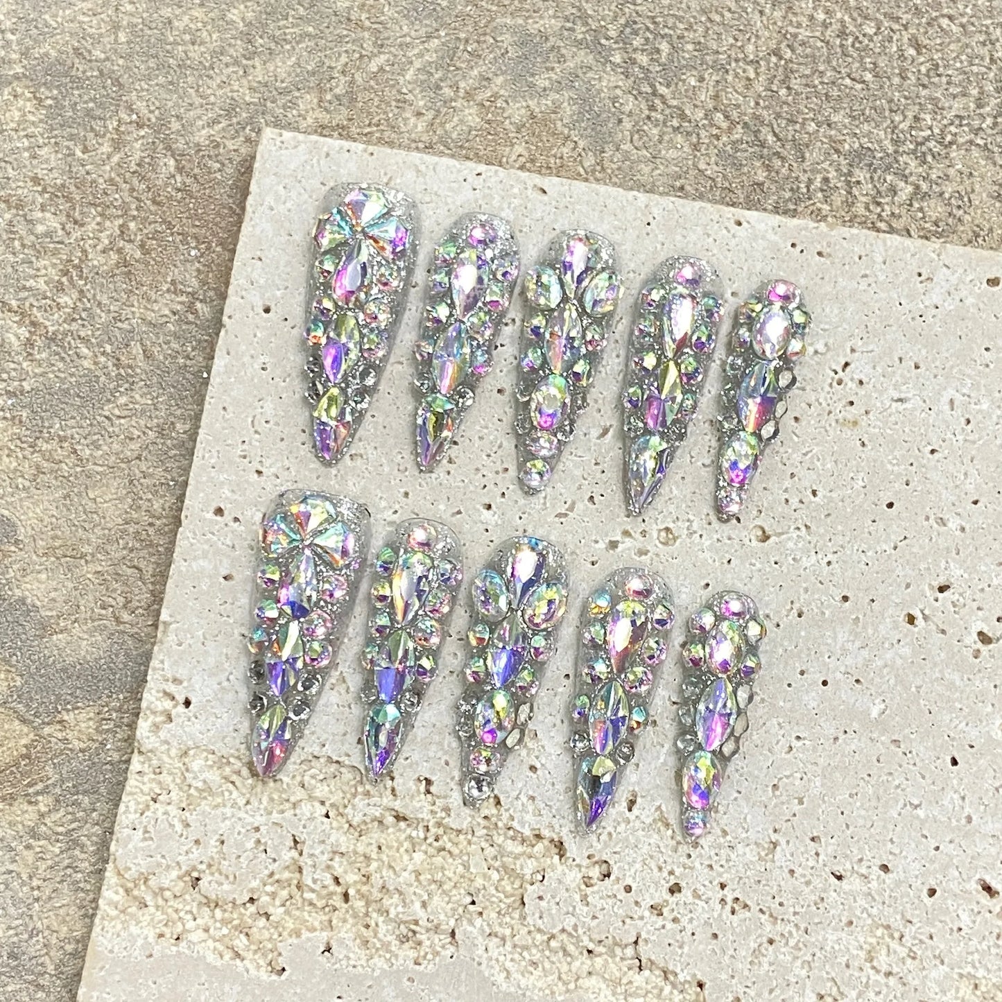 Venta directa de fábrica de uñas postizas artificiales francesas puntiagudas largas con forma de gota de agua, coloridas y brillantes, con diseño de diamantes de imitación.