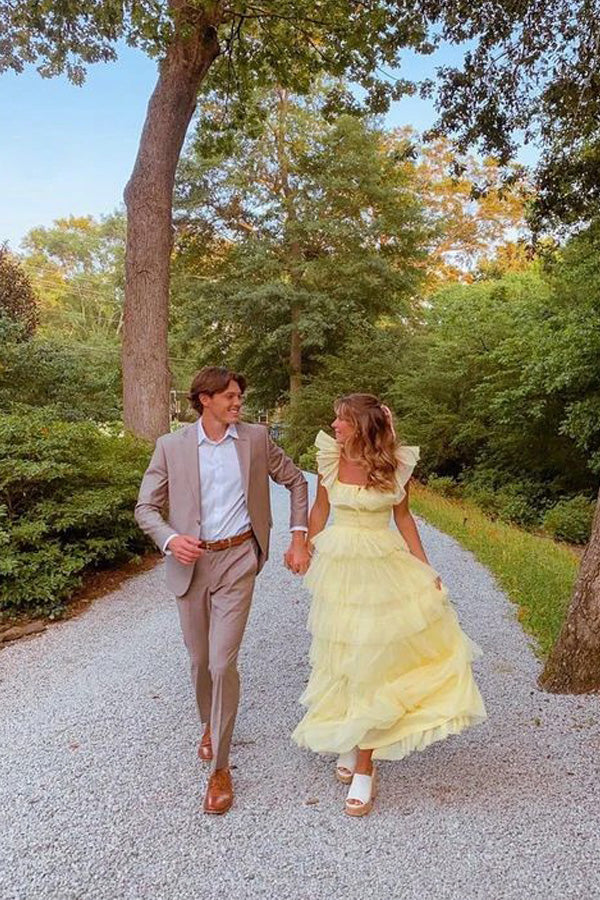 Vestido de fiesta largo amarillo de tul con capas y corte princesa