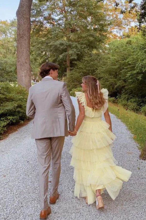 Vestido de fiesta largo amarillo de tul con capas y corte princesa