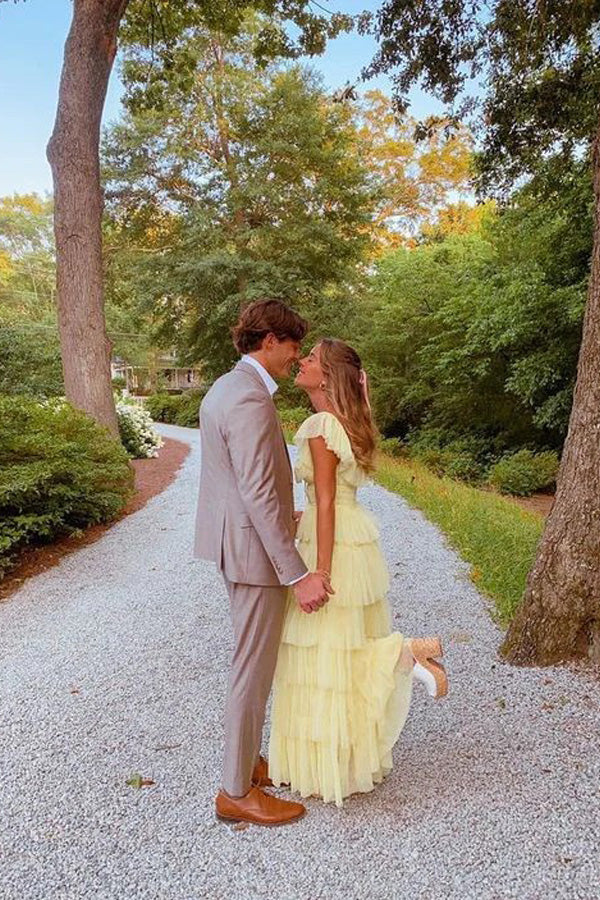 Vestido de fiesta largo amarillo de tul con capas y corte princesa
