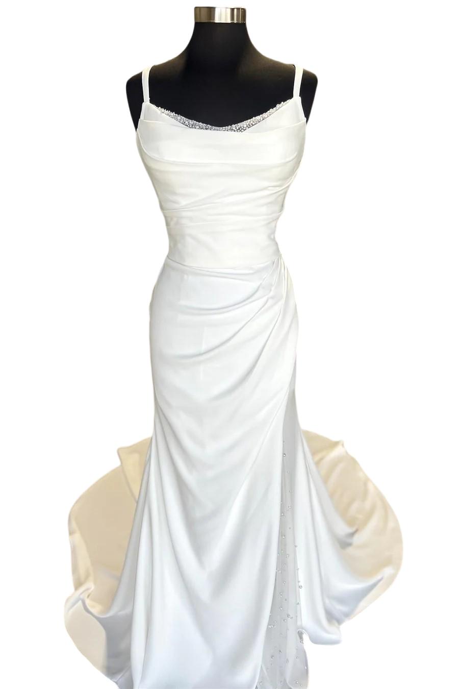Rückenfreies, gerüschtes weißes Brautkleid mit abnehmbaren Ärmeln