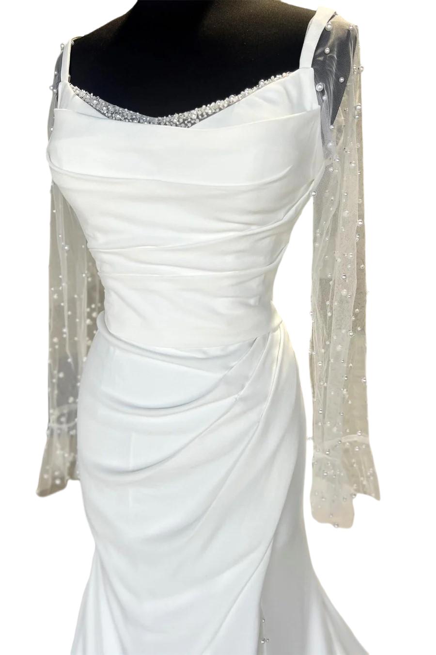 Rückenfreies, gerüschtes weißes Brautkleid mit abnehmbaren Ärmeln