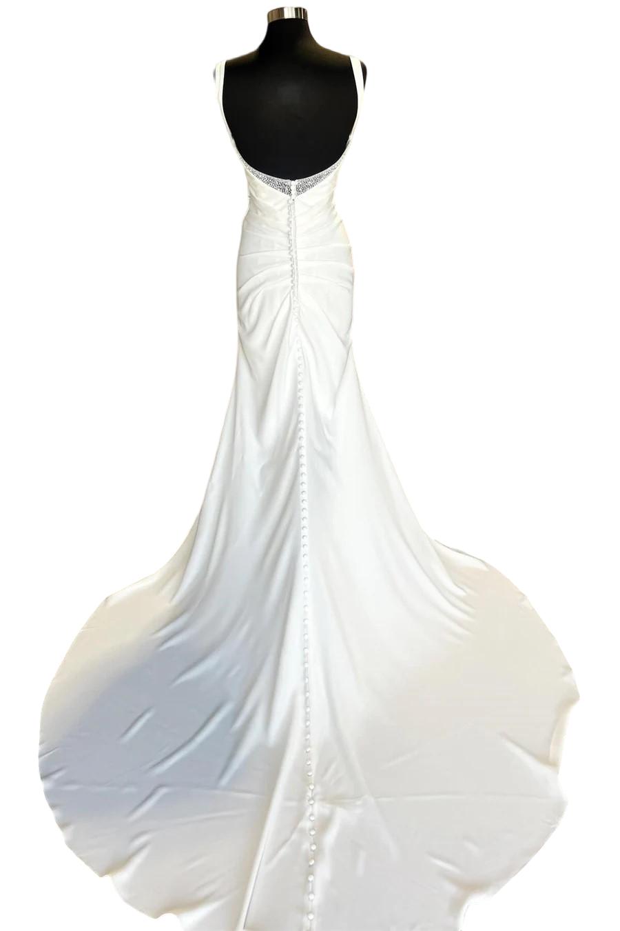 Rückenfreies, gerüschtes weißes Brautkleid mit abnehmbaren Ärmeln