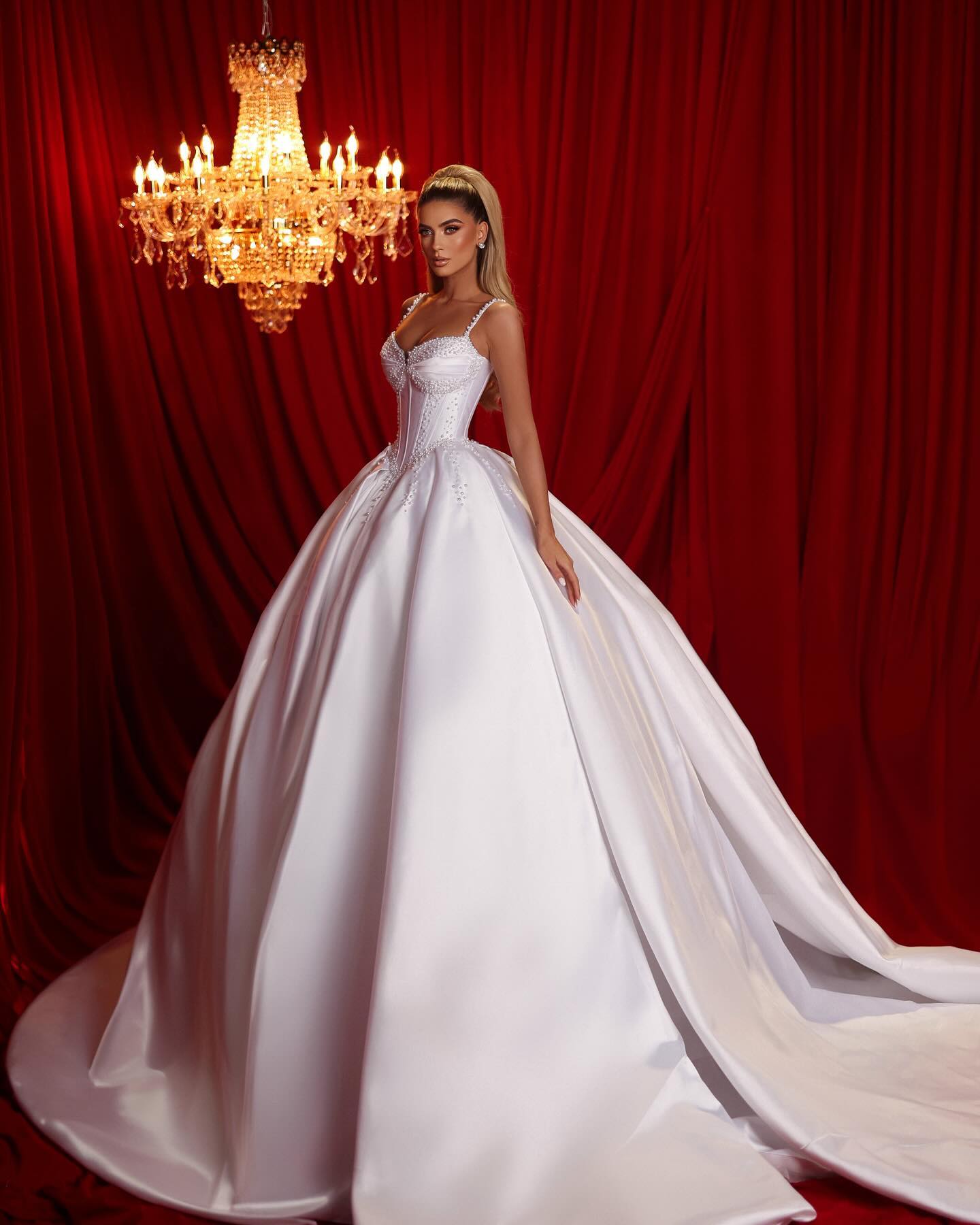 Wunderschönes A-Linie Spaghettiträger Ärmellos Rüschen Satin Schleppe Weißes Langes Brautkleid