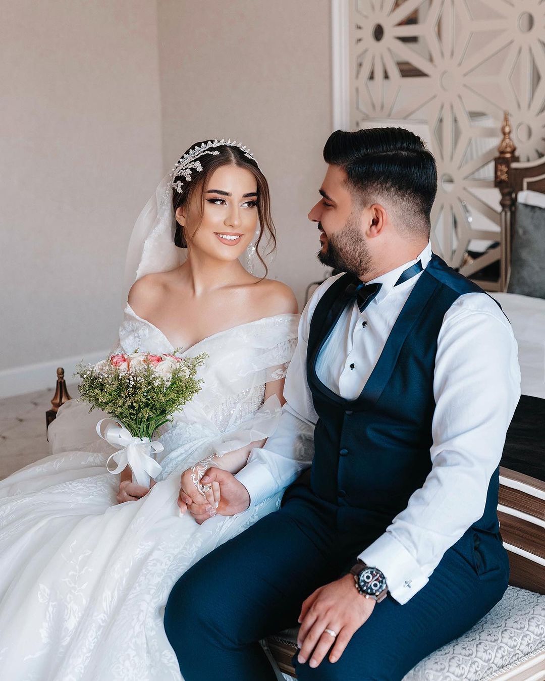 Hermoso vestido de novia largo blanco de corte A, sin mangas, con hombros descubiertos y encaje