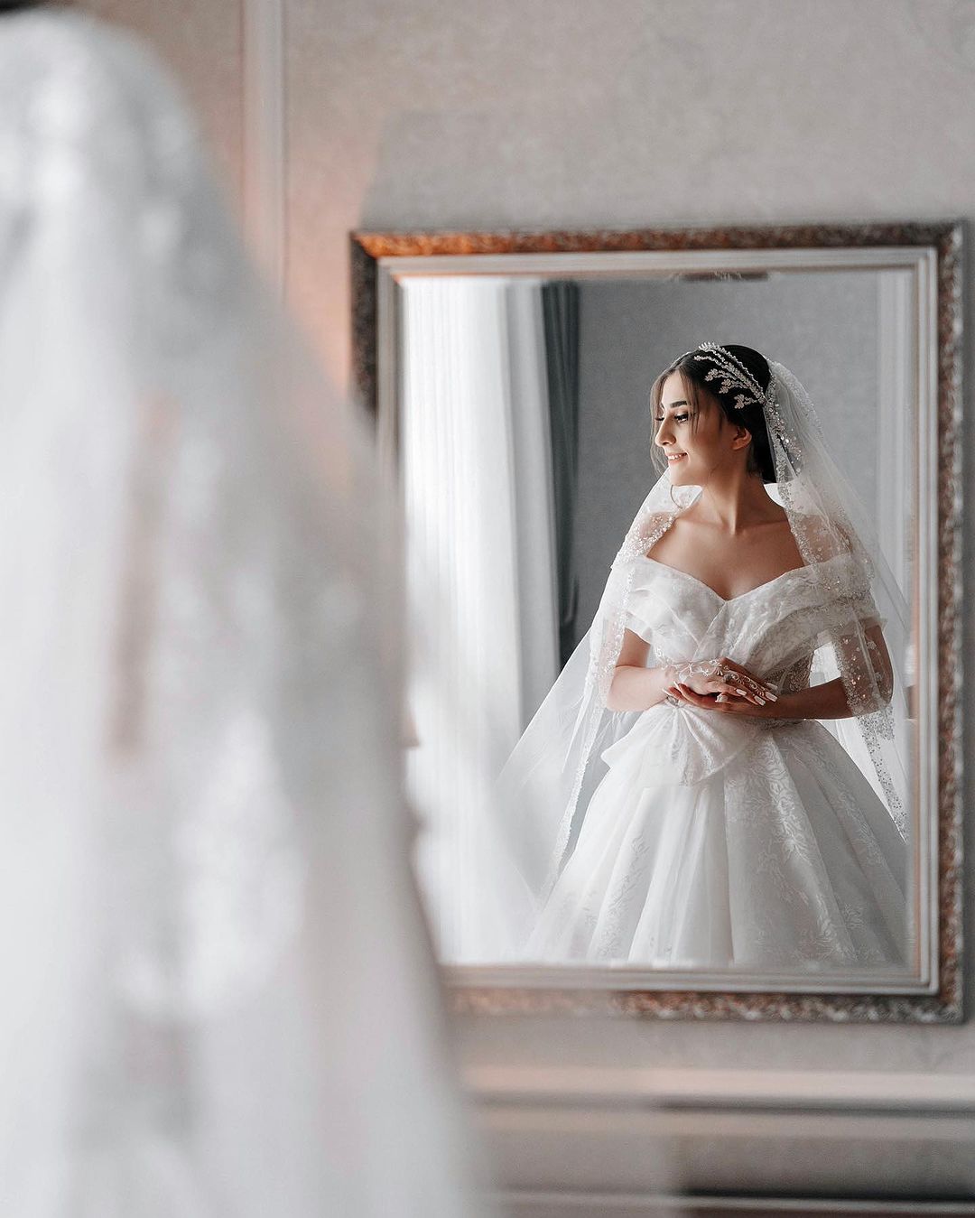 Hermoso vestido de novia largo blanco de corte A, sin mangas, con hombros descubiertos y encaje