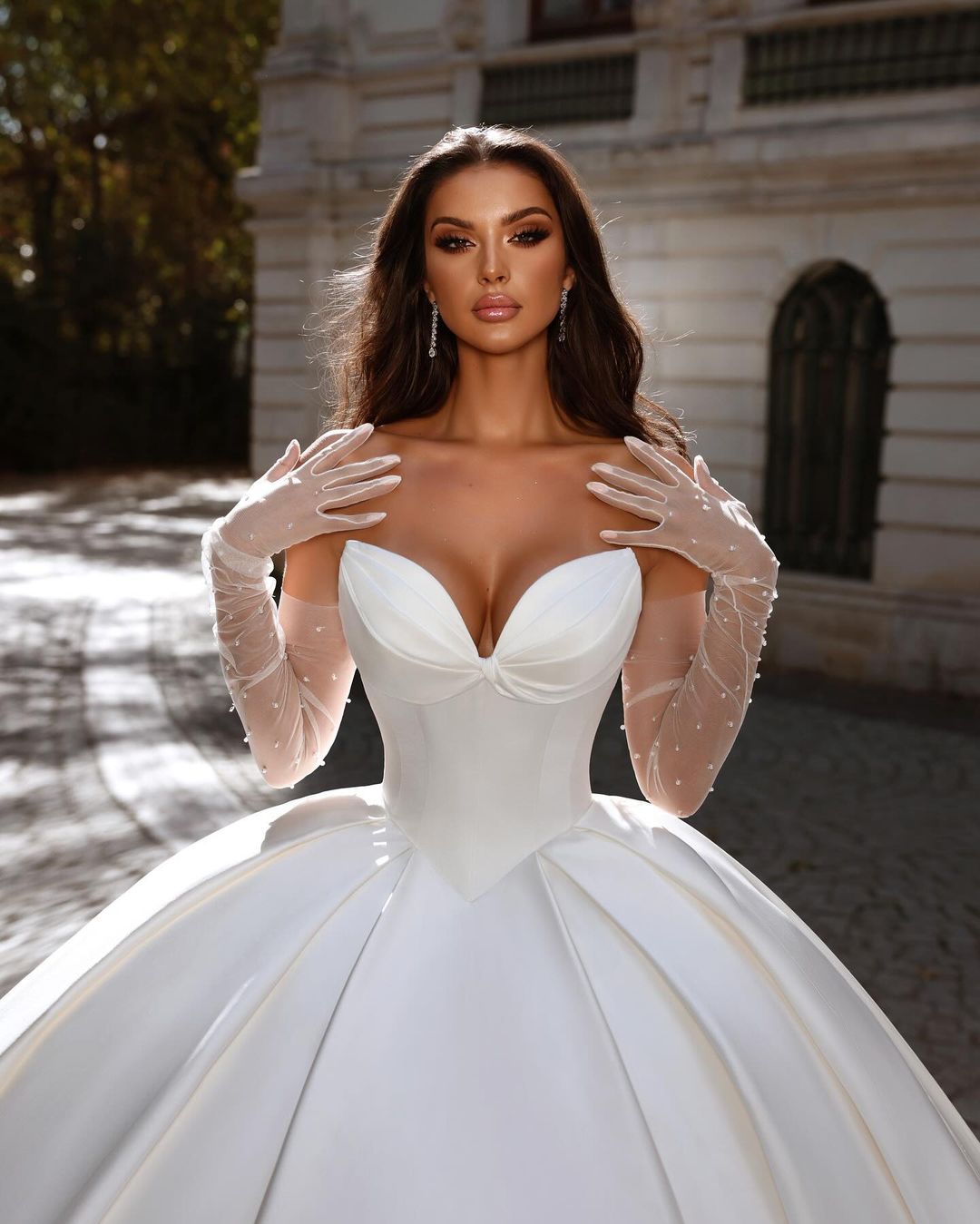 Hermoso vestido de novia largo blanco de satén en forma de A, sin mangas