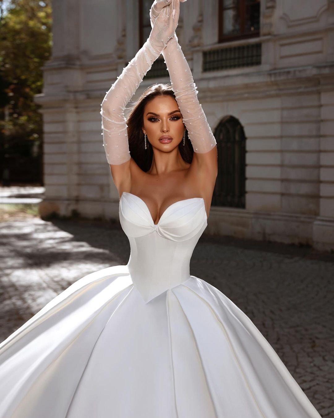 Hermoso vestido de novia largo blanco de satén en forma de A, sin mangas