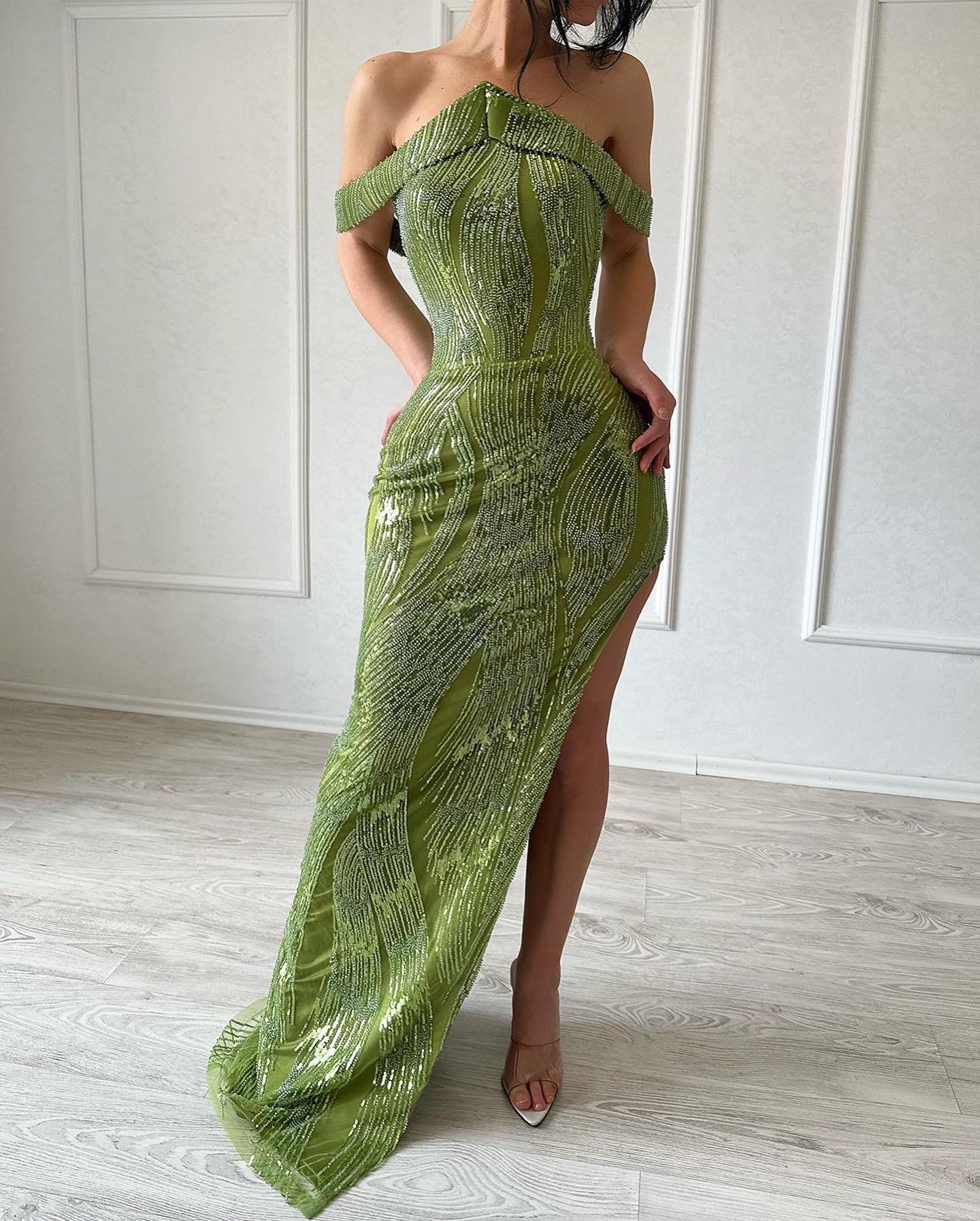 Hermoso vestido de fiesta verde lima dividido con lentejuelas de satén sin mangas y corte sirena