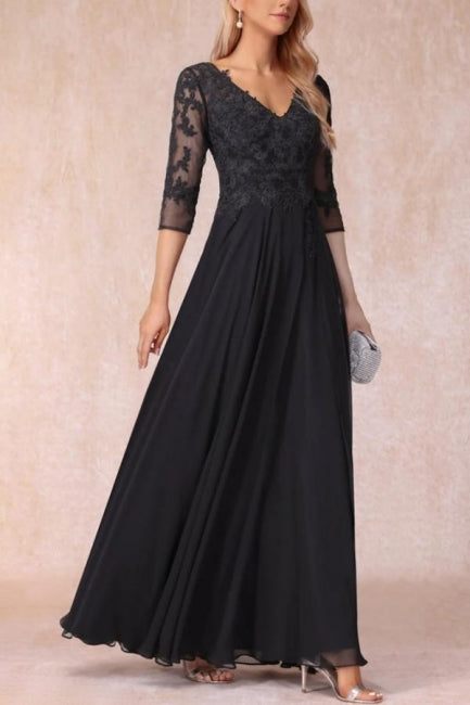 Vestido negro largo de gasa con escote en V y encaje para madre de la novia con mangas
