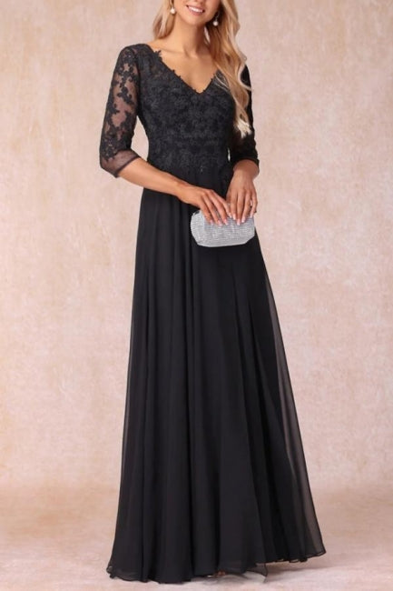 Vestido negro largo de gasa con escote en V y encaje para madre de la novia con mangas