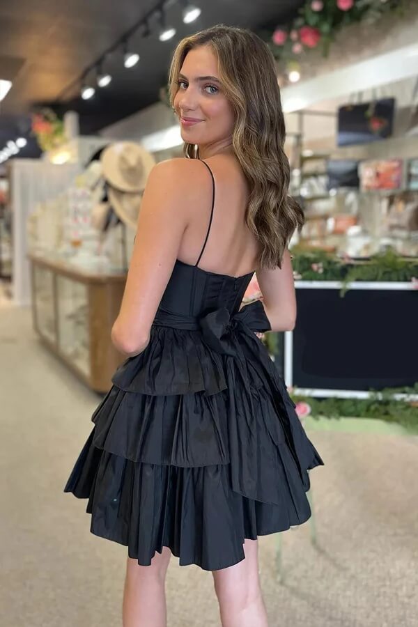 Schwarzes Satin A-Linie Spaghettiträger Stufen-Heimkehrkleid mit Schleife