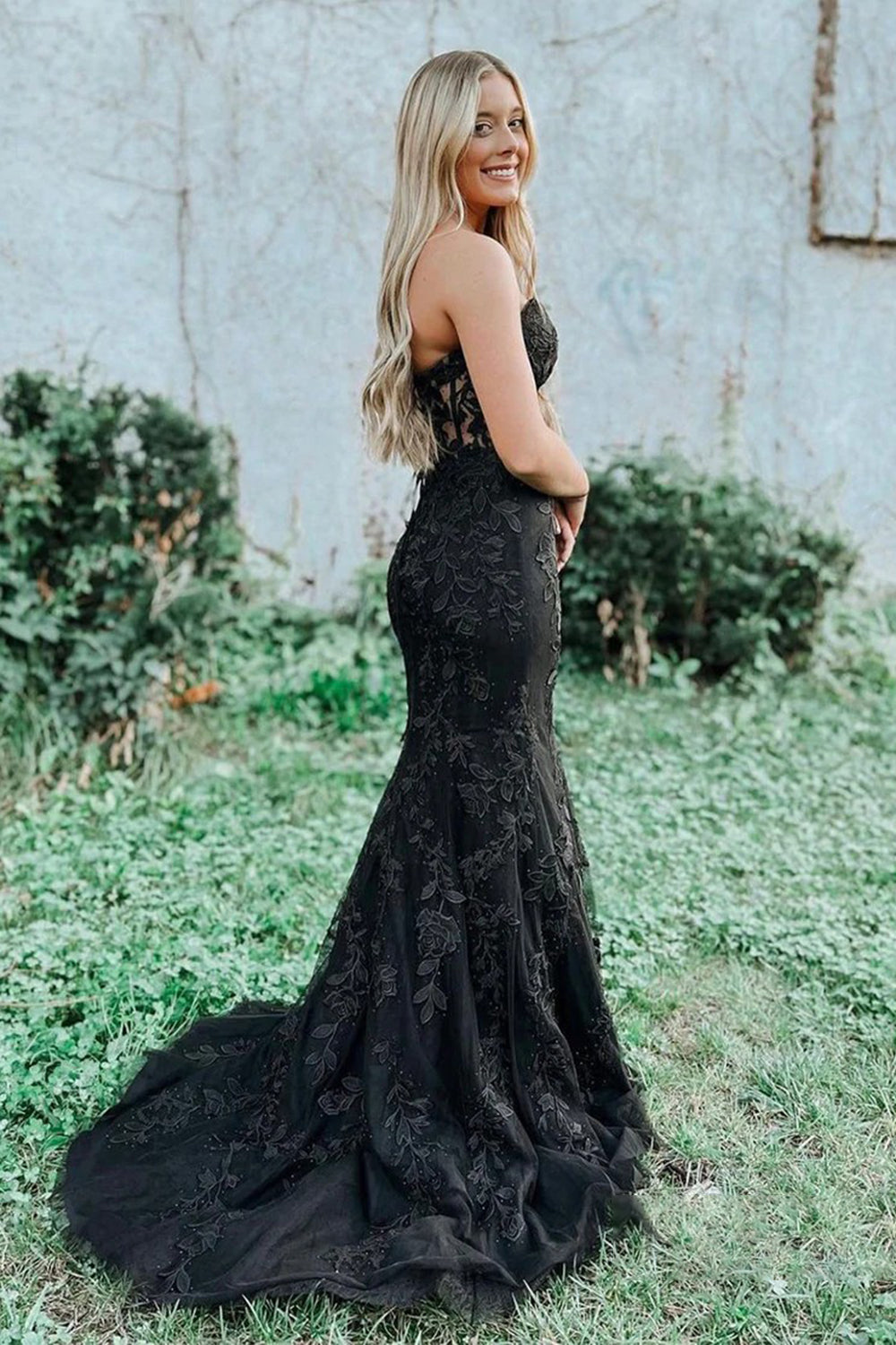 Vestido de fiesta de sirena negro sin tirantes con apliques de encaje