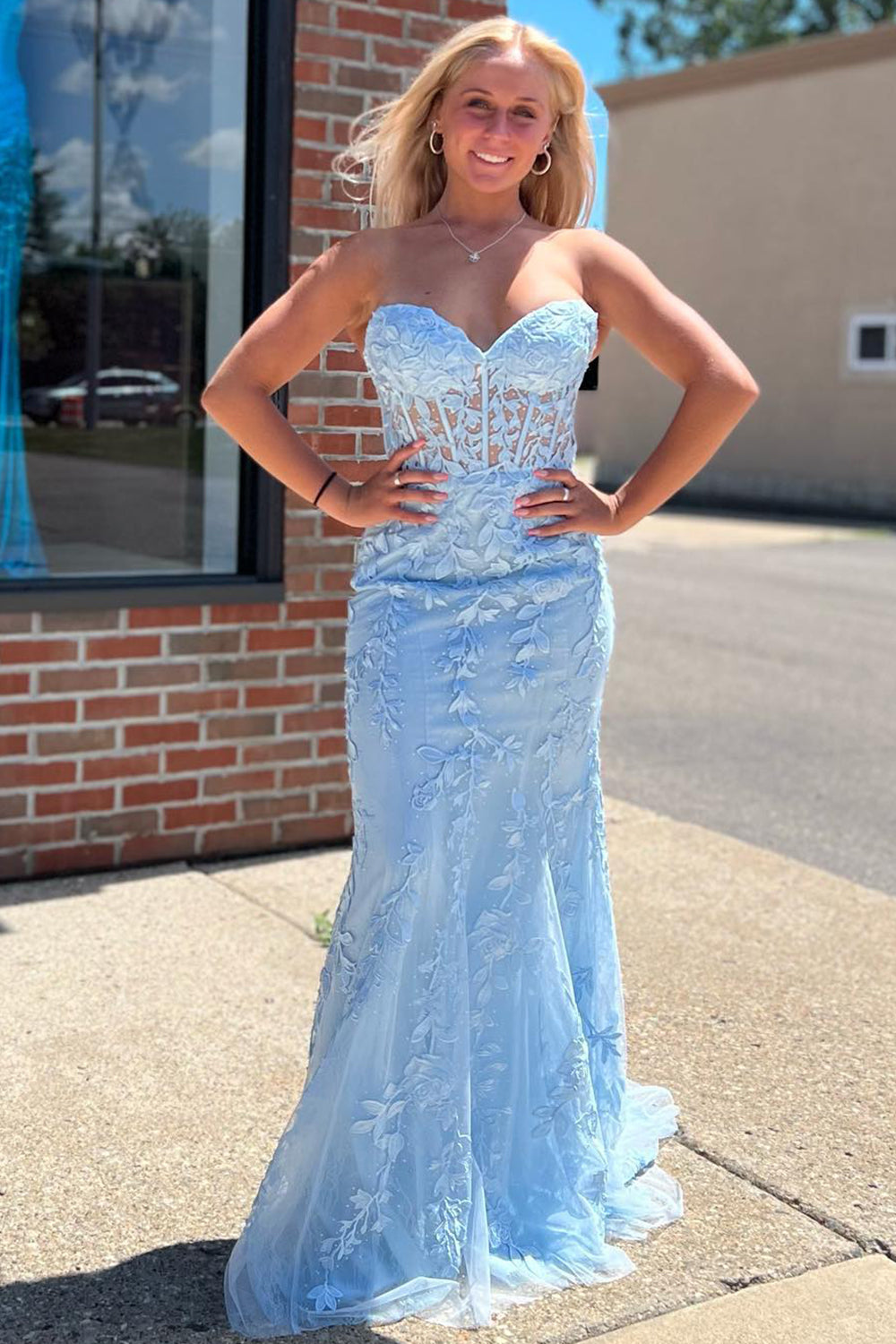 Vestido de fiesta de sirena negro sin tirantes con apliques de encaje