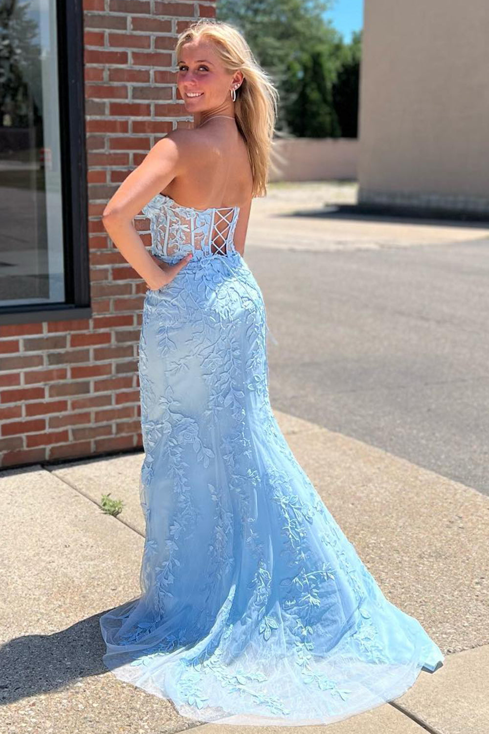 Vestido de fiesta de sirena negro sin tirantes con apliques de encaje
