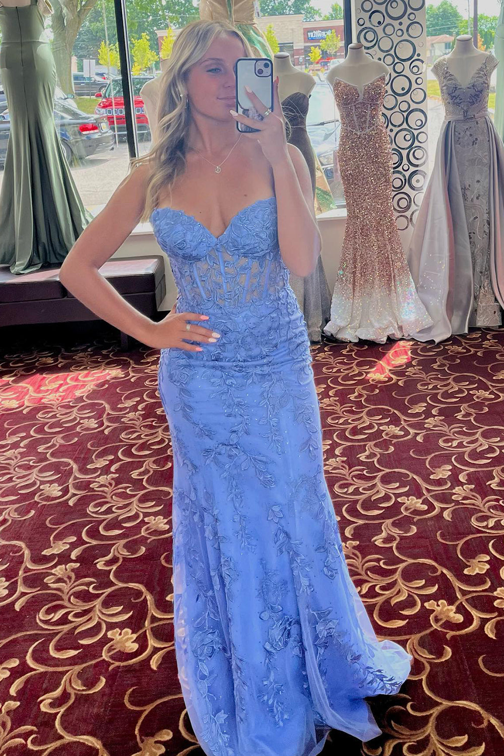 Vestido de fiesta de sirena negro sin tirantes con apliques de encaje
