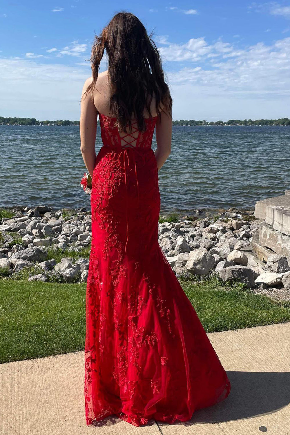Vestido de fiesta de sirena negro sin tirantes con apliques de encaje