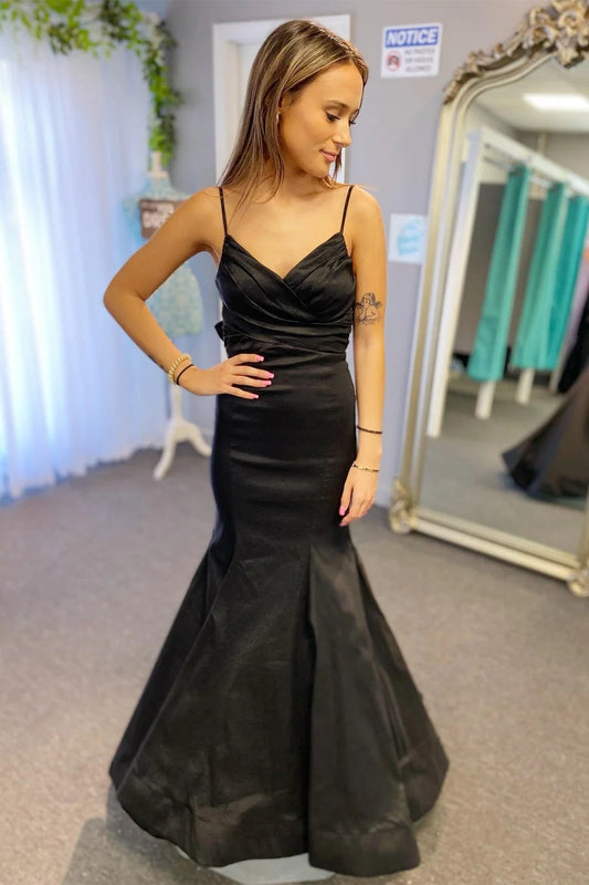 Vestido de fiesta largo negro de satén con tirantes plisados y lazo