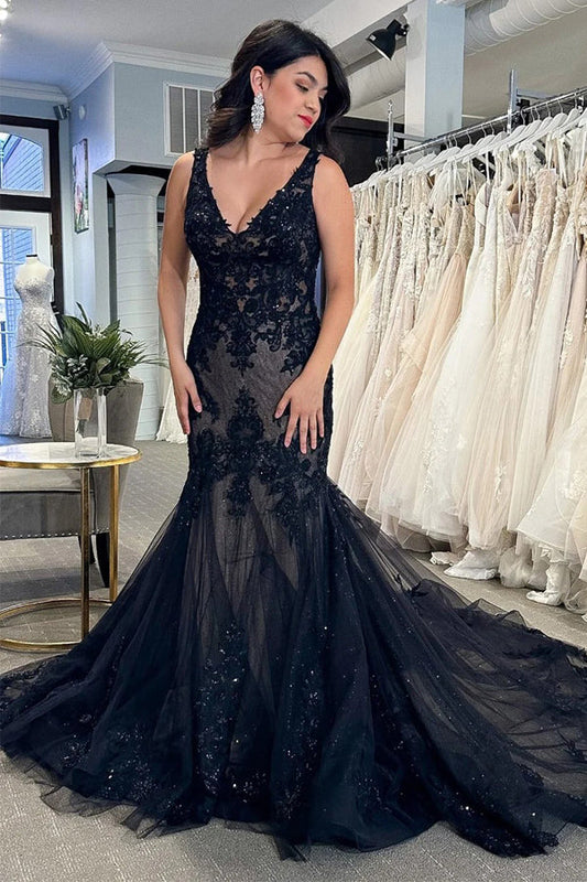 Vestido de novia largo de corte trompeta con escote en V y apliques de tul negro