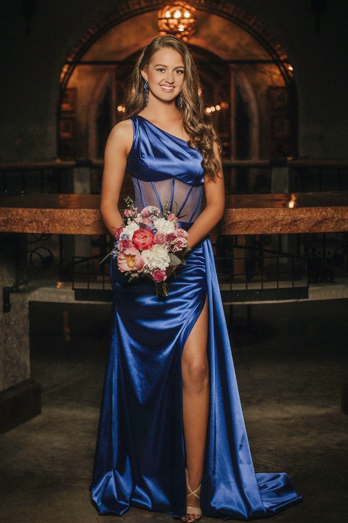 Vestido de fiesta largo de satén plisado con un solo hombro