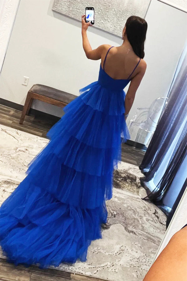 Vestido formal largo de tul azul con capas, estilo princesa.