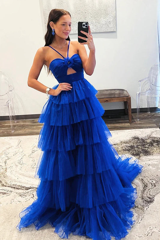 Vestido formal largo de tul azul con capas, estilo princesa.
