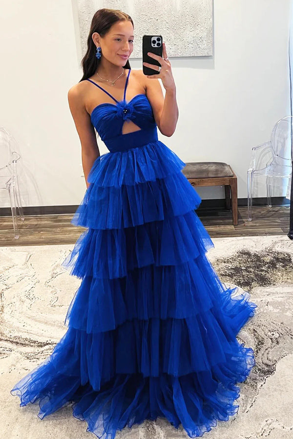 Vestido formal largo de tul azul con capas, estilo princesa.