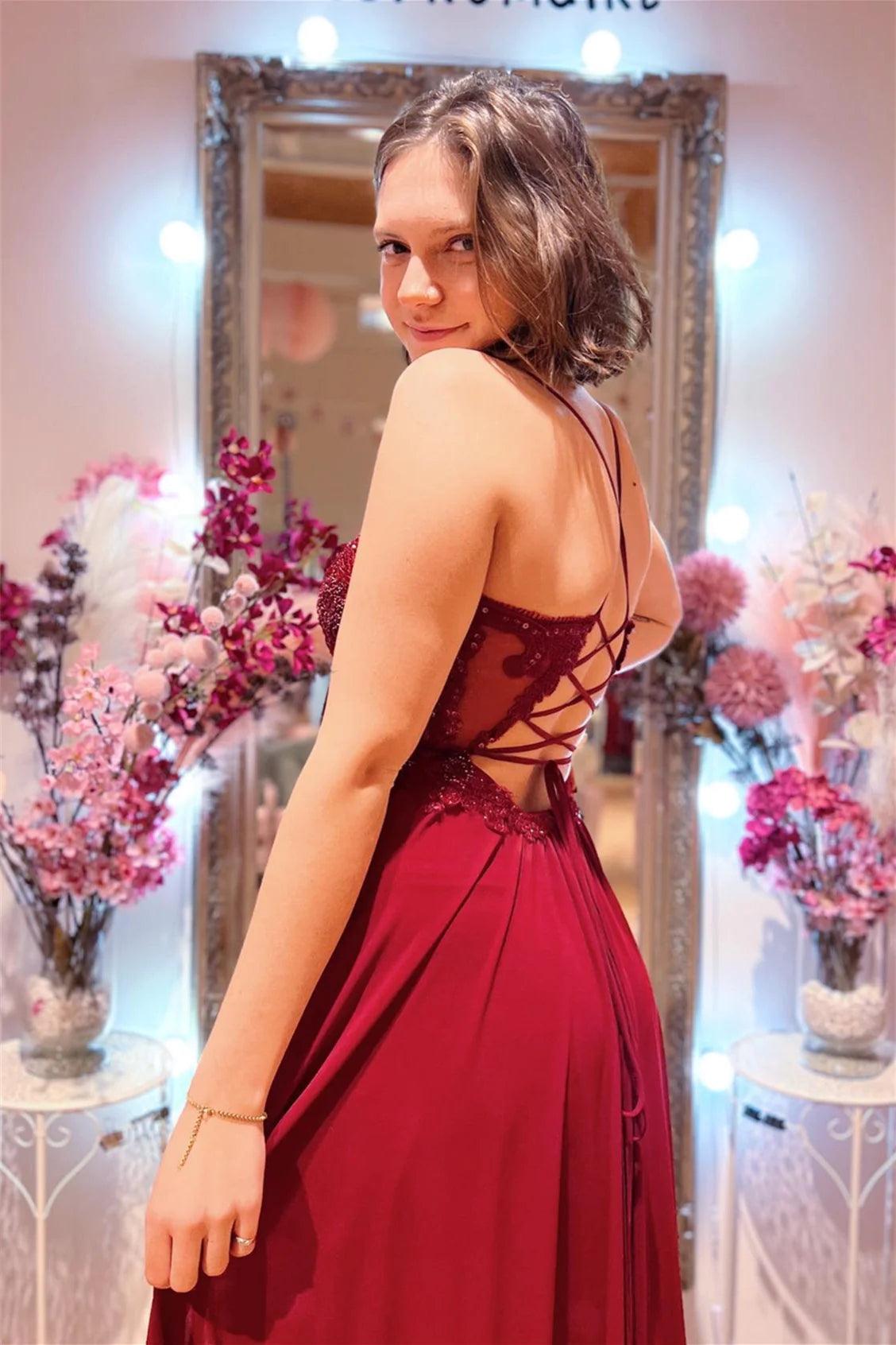 Burgunderrotes langes Ballkleid mit tiefem V-Ausschnitt, Perlenapplikationen und Schlitz PSK414