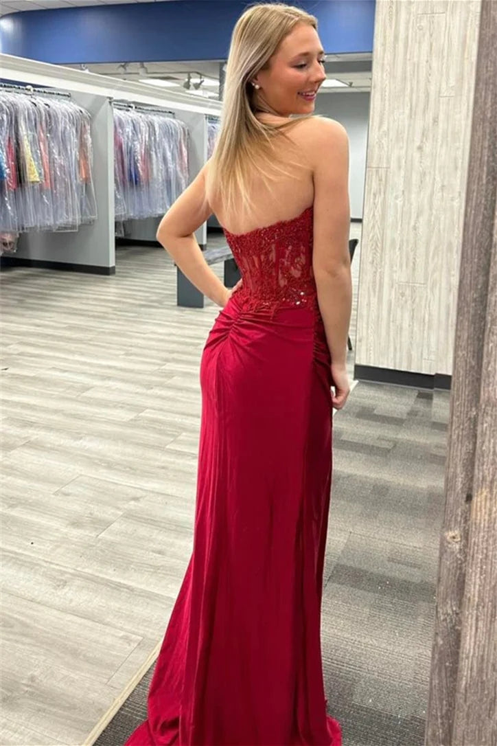 Vestido de fiesta de sirena burdeos sin tirantes con apliques y abertura