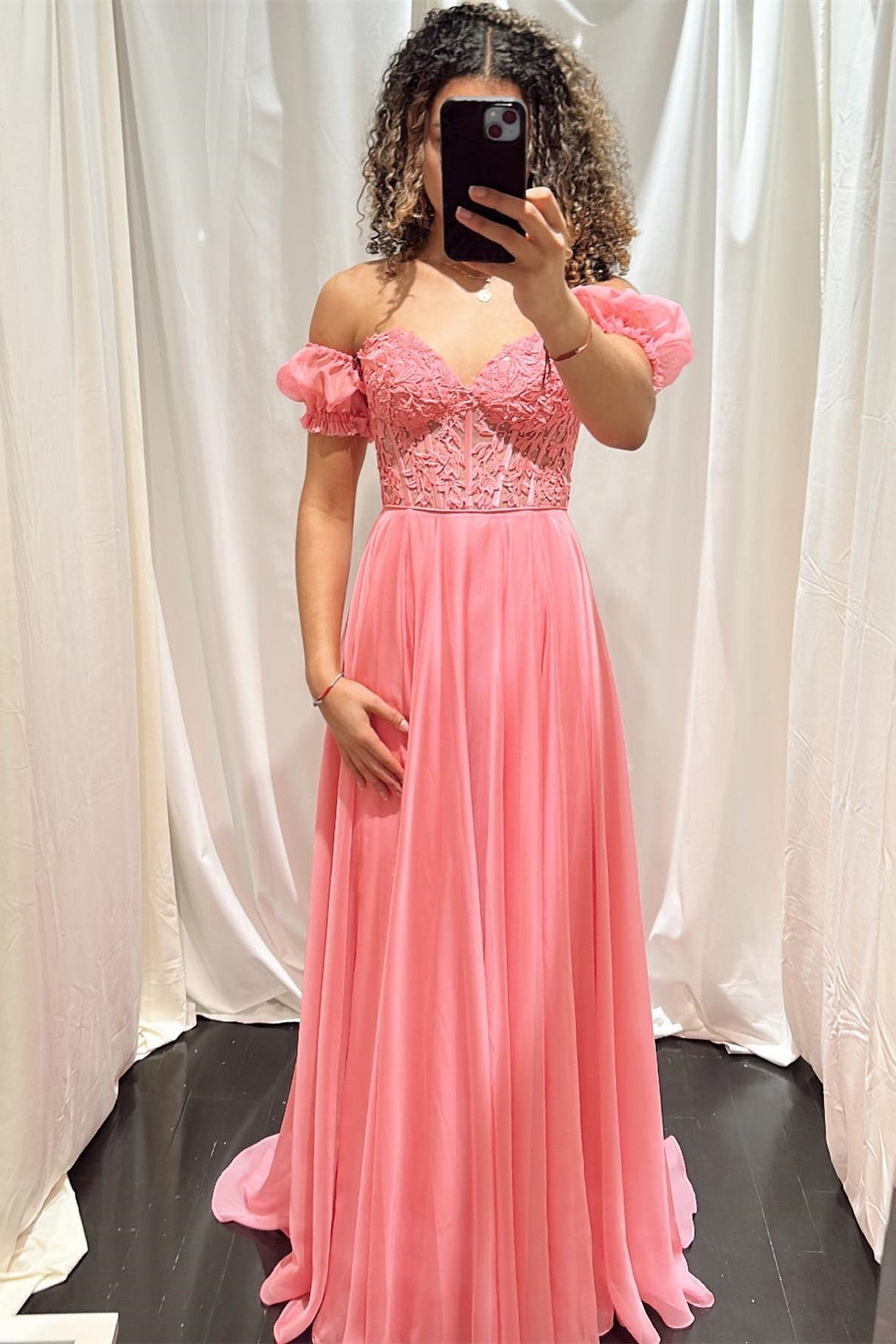Vestido de fiesta largo de gasa con hombros descubiertos, corte A, apliques y cordones