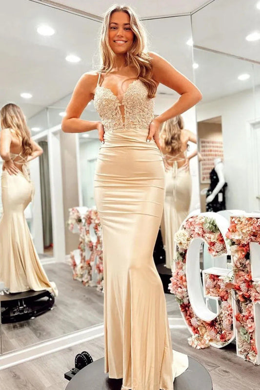 Vestido de fiesta largo con tirantes finos color champán y espalda de corsé