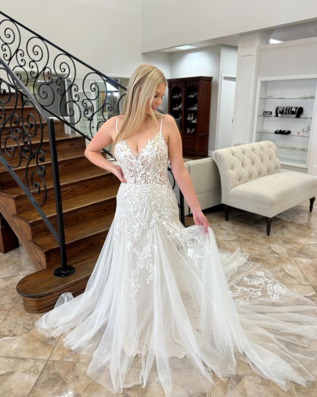 Charmantes A-Linien-Brautkleid mit V-Ausschnitt, ärmellos, Applikationen und Spitzenschleppe