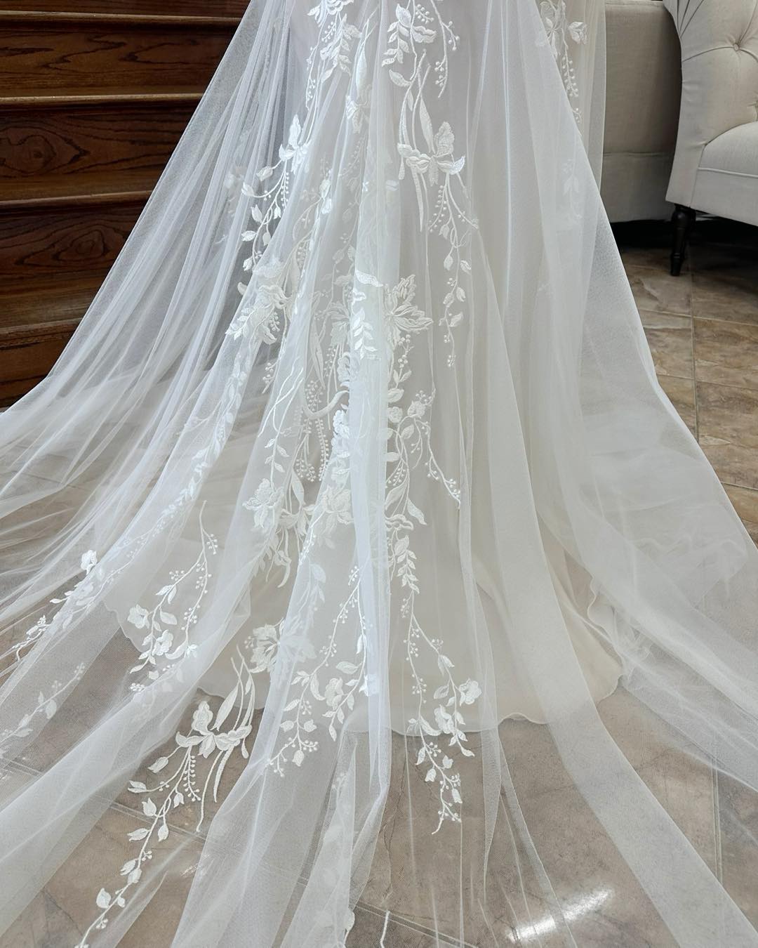 Charmantes A-Linien-Brautkleid mit V-Ausschnitt, ärmellos, Applikationen und Spitzenschleppe
