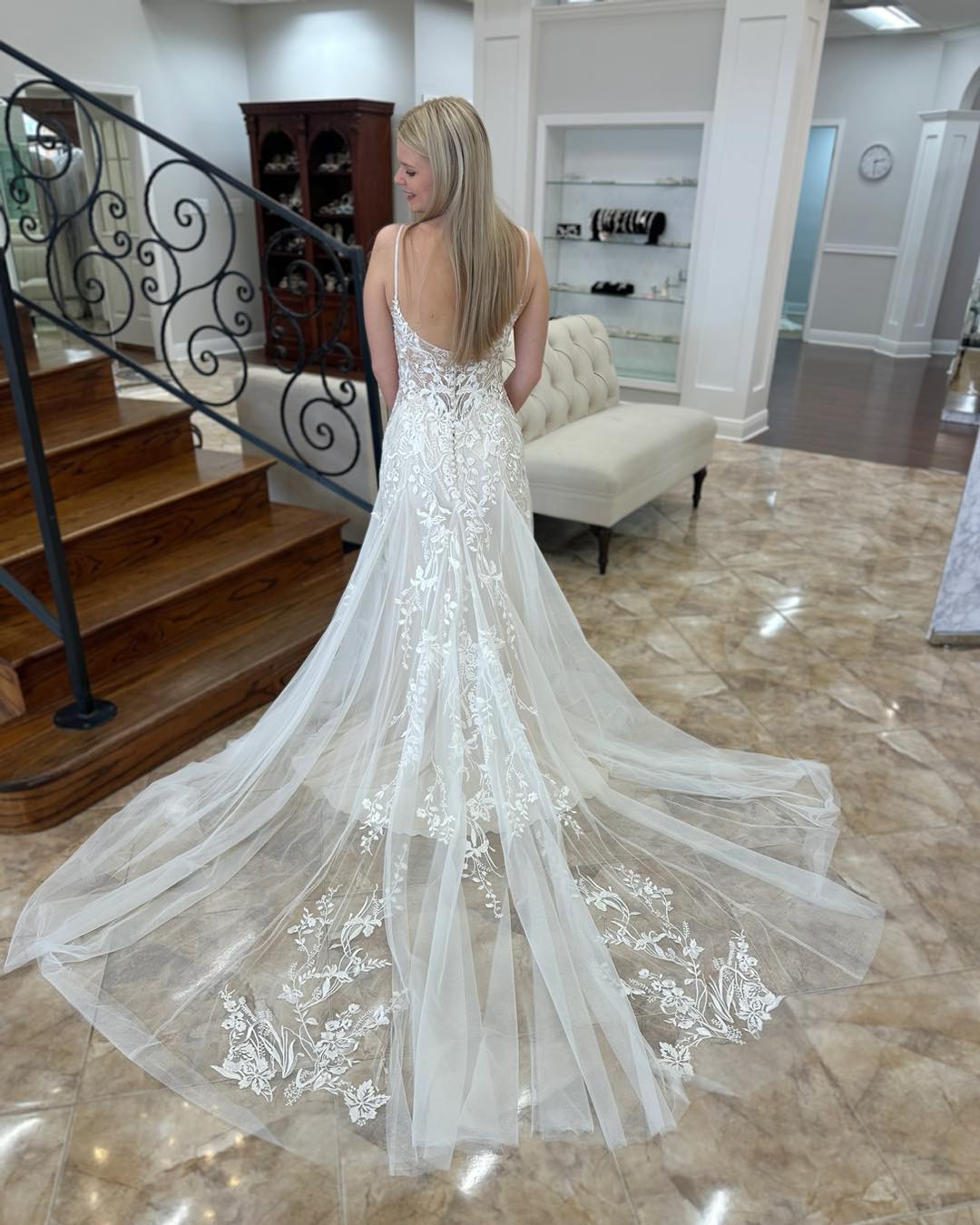 Charmantes A-Linien-Brautkleid mit V-Ausschnitt, ärmellos, Applikationen und Spitzenschleppe
