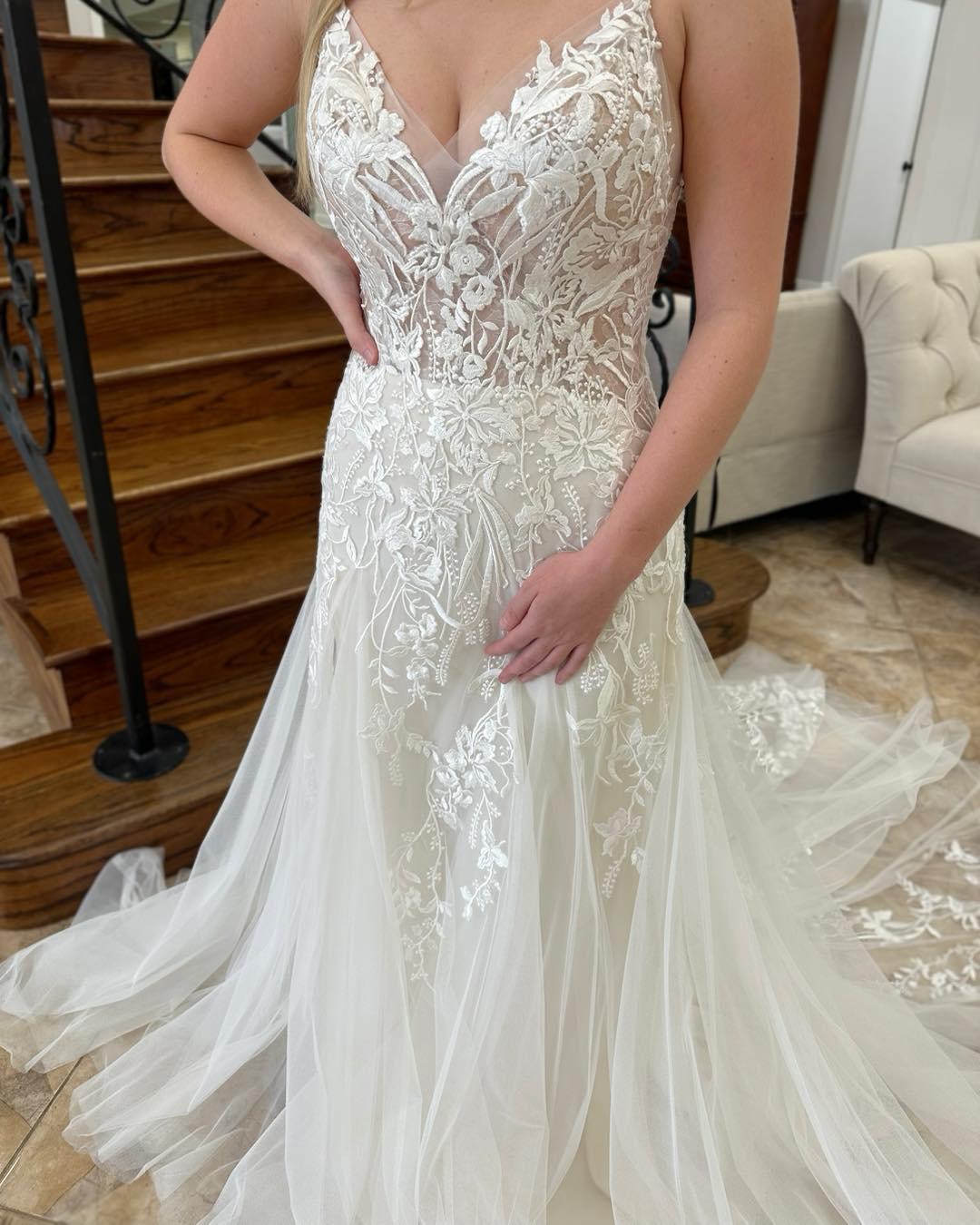 Charmantes A-Linien-Brautkleid mit V-Ausschnitt, ärmellos, Applikationen und Spitzenschleppe